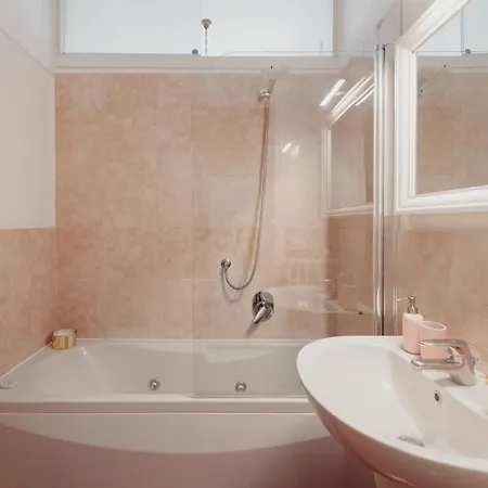 Apartment Gohost - Quiet, Bright & Stylish Flat In The Heart Of